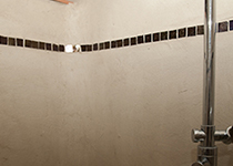 Douche et enduit mural