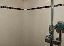 Douche et enduit mural