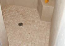 Douche et enduit mural